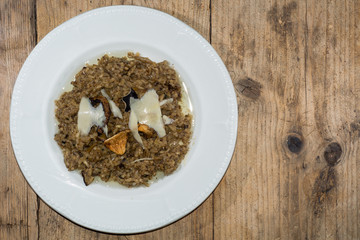 Wild mushroom risotto from above. Wild mushroom, leek and parmesan risotto: Risotto de Champignon Sauvage
