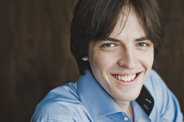 Man looks in the frame 5476.