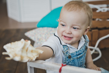 Fototapeta premium The child plays with the shells 5546.