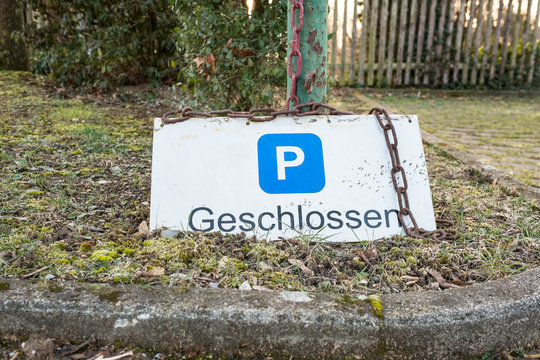Schild Parkplatz geschlossen mit Kette