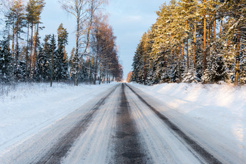 Obraz premium empty road in the countryside in winter