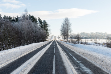 Obraz premium empty road in the countryside in winter