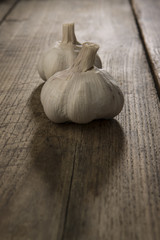 coppia di aglio su tavolo di legno