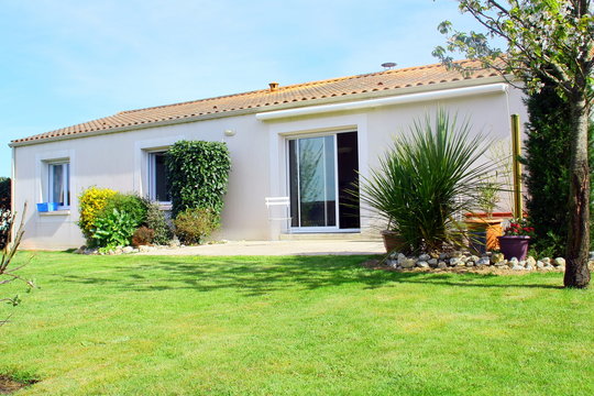 maison individuelle et son jardin en &eacute;t&eacute;