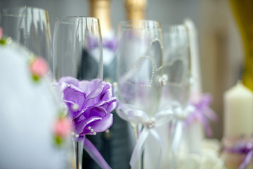 Wedding glasses with purple accessory