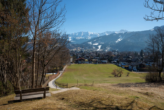 Aussichtsplatz auf Garmisch und Wettersteingebirge im Fr&uuml;hjahr
