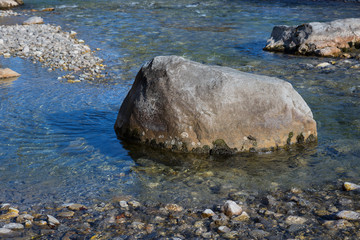 Felsbrocken im Flussbett