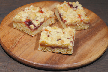 Crumble cake with a filling of jam