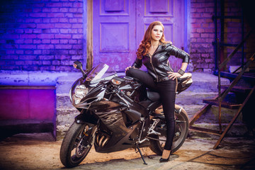 Fototapeta na wymiar молодая дерзкая девушка на крутом мотоцикле