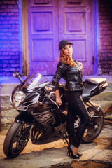 Naklejka na ściany i meble молодая дерзкая девушка на крутом мотоцикле