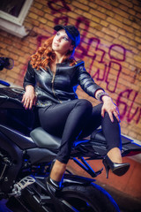 Fototapeta na wymiar сексуальная дерзкая девушка с мотоциклом