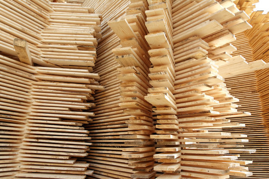 Drewniane deski z tartaku 