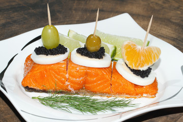 Geräuchertes Lachsfilet, Salat, Ei, Dill, Orange, Kaviar, Limone