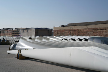 Rotorblätter einer Windkraftanlage auf einem Lagerplatz