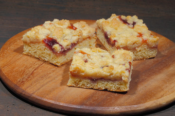 Crumble cake with a filling of jam
