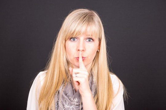 h&uuml;bsches blondes M&auml;dchen zeigt pst