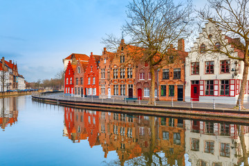 Naklejka premium Scenic city view of Bruges canal with beautiful medieval houses, Belgium