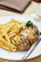 Schweinefiletmedaillons mit Pfeffersauce, Pommes frites