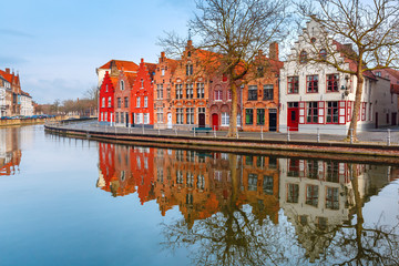 Fototapeta premium Scenic city view of Bruges canal with beautiful medieval houses, Belgium