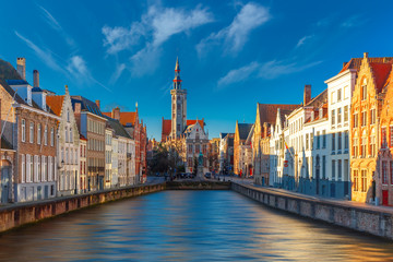 Naklejka premium Malowniczy pejzaż miejski z kanałem Spiegelrei i placem Jana Van Eycka rano w Brugii, Belgia