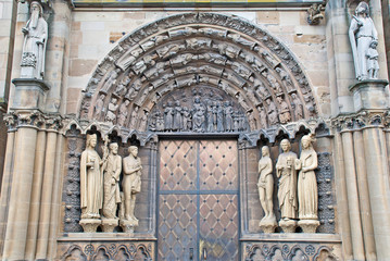 Kirchenportal des Trierer Doms