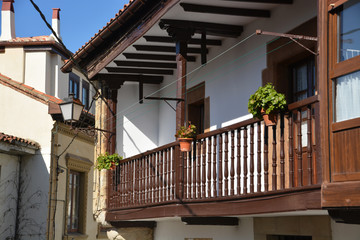 balcón típico de madera