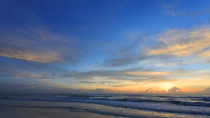 Fototapeta na wymiar sunset dramatic sky with colorful cloud on sea, summer