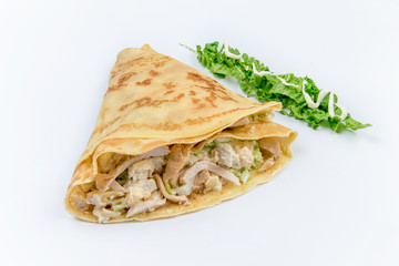 блин с яйцом куриной грудкой и салатом на белом фоне
