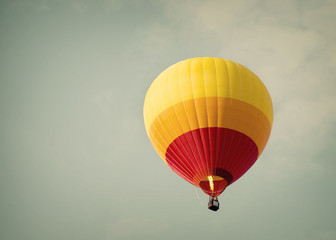 Obraz premium Hot air balloon on sun sky with cloud, vintage and retro filter effect style