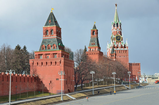 Константино-Еленинская, Набатная и Спасская башни Московского кремля, Россия