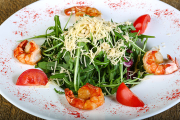 Salad with prawn and rucola