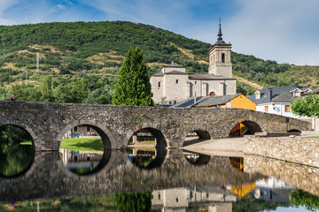 Molinaseca, Spain. Bridge over the Meruelo river, created in times of the Ancient Rome © tichr