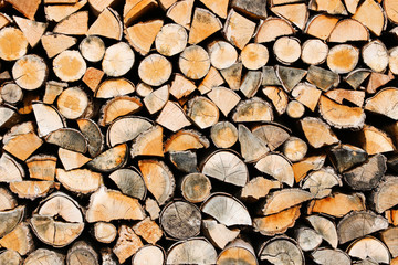 Brennholz gestapelt