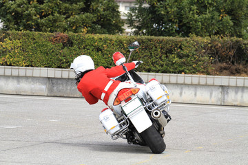 女性白バイ隊員