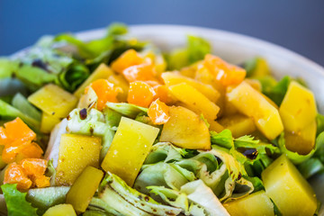 Fruchtiger, gemischter Salat mit Kartoffeln und Mandarine