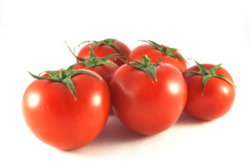 Помидоры крупным планом на белом фоне