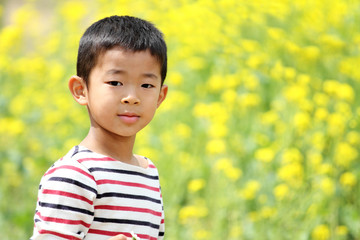 幼児(6歳児)と菜の花畑