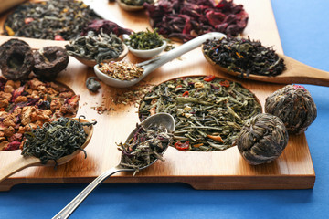 Samples of tea presented on a board, spoons and a scoop, close up