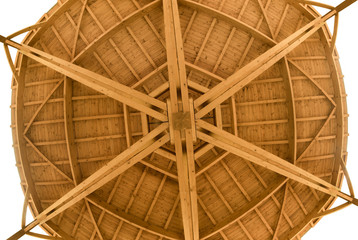 Geb&auml;lk eines runden Holzdaches in Froschperspektive aufgenommen mit dem Fischaugenobjektiv 