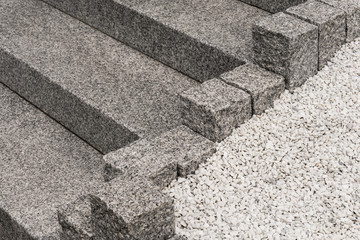 Außentreppe und Randsteine aus hellem und rauem Granit 
