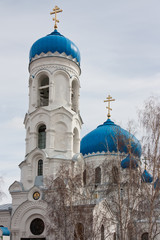купола православно церкви в городе Бийске