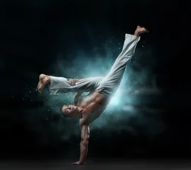 Crédence de cuisine en verre imprimé Arts martiaux combattant masculin entraîne la capoeira