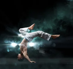 Photo sur Aluminium Arts martiaux combattant masculin s& 39 entraîne à la capoeira