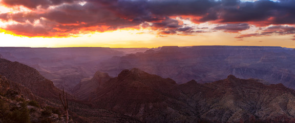 Fototapeta na wymiar Majestic Vista of the Grand Canyon at Dusk