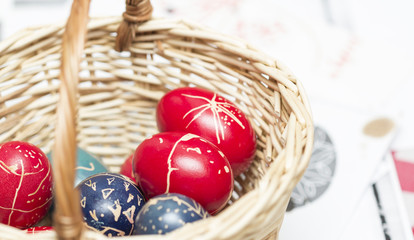 Fototapeta na wymiar Easter eggs in a braided basket