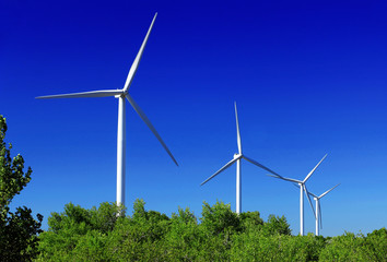 Eoliennes dans le ciel