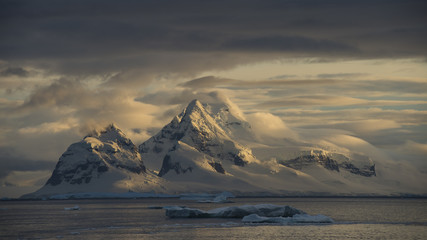 Vue sur la montagne en Antarctique