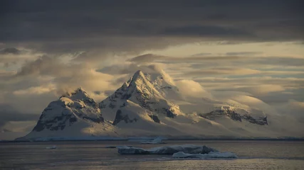 Tuinposter Uitzicht op de bergen op Antarctica © Silver