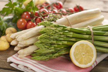 Erntefrischer grüner und weißer Stangenspargel