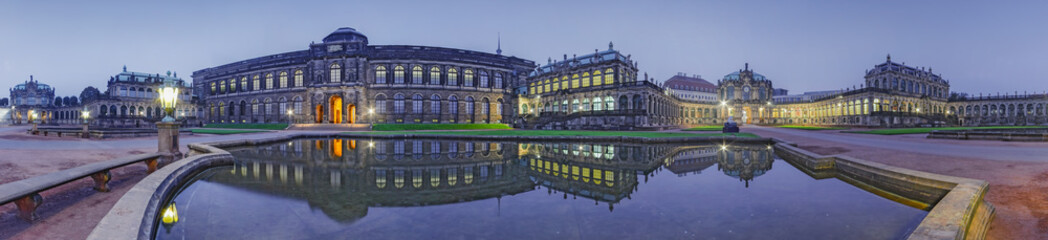 Zwinger Dresden beleuchtet Panorama